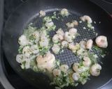Foto del paso 1 de la receta Salteado de gulas con gambas y huevo cuajado