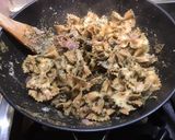 Une image de l'étape 7 de Farfalles bicolores à la crème de cèpes, jambon cru et parmesan.