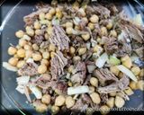 A picture of step 2 of Boiled Meat Salad with Chickpeas and Onions.