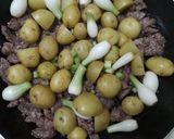 Foto del paso 7 de la receta: Arrachera en su jugo con frijoles, papa y cebolla