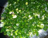 Foto del paso 1 de la receta: Pollo al verdeo con papas al natural