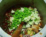 A picture of step 3 of Gobhi Matar Gosht.
