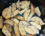 Foto langkah ke 6 dari resep Potato Wedges Air Fryer.