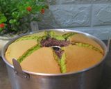 Foto langkah ke 9 dari resep Chiffon Cake Pandan-Ketan Hitam.