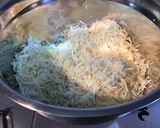 Une image de l'étape 2 de Galettes de panais à l'œuf, chèvre râpé et persil à la plancha.