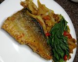 A picture of step 3 of Pan fried mackerel in sauce.
