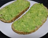 Foto del paso 2 de la receta Sándwich de aguacate, salmón ahumado y pepinillos ♡