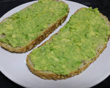 Foto del paso 2 de la receta: Sándwich de aguacate, salmón ahumado y pepinillos ♡