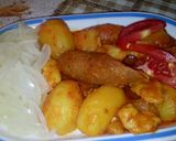 Paprikás krumpli házi készítésű füstölt kolbásszal és hagymasalátával recept fázis 6 fotója