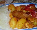 Paprikás krumpli házi készítésű füstölt kolbásszal és hagymasalátával recept fázis 6 fotója