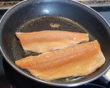 Foto del paso 1 de la receta: Filetes de trucha con pistachos, pasas y aguacate