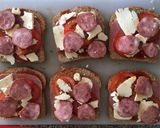 Foto del paso 6 de la receta: Mini pizzas de pan molde
