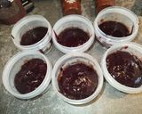 Foto del paso 7 de la receta: Postre frío de chocolate con mermelada de arándanos y galletas rellenas de chocolate