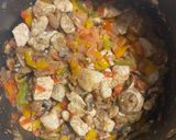 Foto del paso 7 de la receta: Hongos a la mexicana y pollo 👉🏼👉🏼👉🏼con solo una cucharita de aceite!!!!👈🏼👈🏼👈🏼