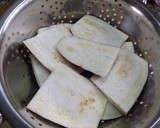 Foto del paso 1 de la receta: Pastel horneado de berenjenas y salchichas