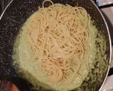 Foto del passaggio 4 della ricetta Spaghetti all'aspro di limone con crem verde di rucola e anacardi croccanti