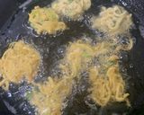 A picture of step 6 of Instant noodles pakoray.