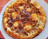Foto del paso 9 de la receta: Tarta salada de masa quebrada con champiñones y gambitas
