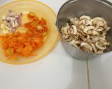 Foto langkah ke 2 dari resep Tumis jamur dan wortel.