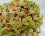 Foto del paso 4 de la receta: Cintas de espinacas con pimientos y gambas
