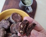 Foto del paso 5 de la receta: Galletas de harina de garbanzos, cacao y frutos secos en sartén