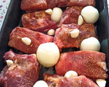 Omlós, fokhagymás sült oldalas recept fázis 2 fotója