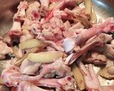 Hình bước làm 2 của món Canh gà dầu mè