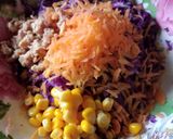 صورة لخطوة 2 من وصفة سلطة التونة والخضار الطازجة 🥗💜🥗