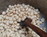पंजीरी गोंद और मावे के लड्डू (Panjiri gond aur mave ke laddu recipe in Hindi) रेसिपी चरण 1 फोटो