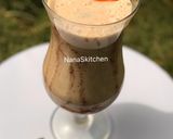 A picture of step 2 of Banana strawberry and almond smoothie.