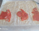 Foto del paso 4 de la receta: Triángulos de jamón y queso, salmón y salsa tártara, con masa filo