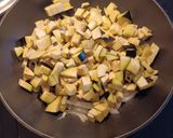 Foto del paso 1 de la receta: Berenjena con tofu, aguacate, guisantes y feta