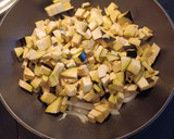 Foto del paso 1 de la receta: Berenjena con tofu, aguacate, guisantes y feta