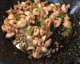 Foto del paso 2 de la receta: Macarrones con setas variadas y panceta