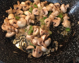 Foto del paso 2 de la receta: Macarrones con setas variadas y panceta