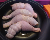 Foto del paso 5 de la receta: Muslos de pollo rellenos con salteado de judías