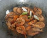 Foto langkah ke 5 dari resep Tumis Udang Bawang Putih.