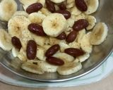 A picture of step 3 of Snacks time, banana and red beans 🍌🍌.