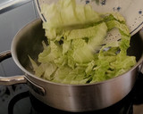 Foto del paso 4 de la receta: Sopa de Repollo con fideos chinos y huevo cocido