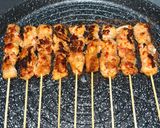 Foto langkah ke 3 dari resep Sate ayam bumbu merah.