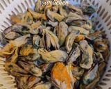 Foto langkah ke 1 dari resep Oseng Kerang Kupas.