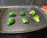 Foto del passaggio 1 della ricetta Smash broccoli, ricotta al limone con salmone affumicato 🥦🐟🍋