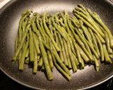 Foto del paso 5 de la receta Espárragos a la plancha y alcachofas fritas