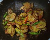 A picture of step 3 of फ्राइड आलू मिर्ची.