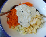 Foto del paso 3 de la receta: Ensalada de repollo con zanahorias y manzana con mayonesa de niguella