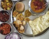 राजस्थानी स्टफ दाल -बाटी(बिना ओवन और बाटी कूकर के)साथ लहसुन चटनी रेसिपी चरण 14 फोटो