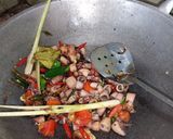 Foto langkah ke 5 dari resep Tumis Cumi Asin.