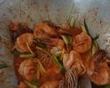 รูปขั้นตอนการทำที่ 4 ของ กุ้งผัดเนย