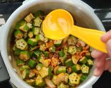 A picture of step 5 of Bhindi pyaz fry recipe.