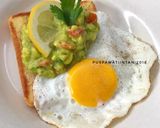 Foto langkah ke 4 dari resep Toast with egg and guacamole.